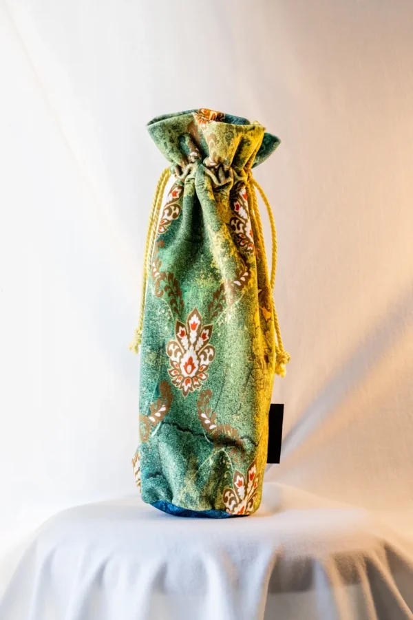 Lys beautiful wine bottle bag on display